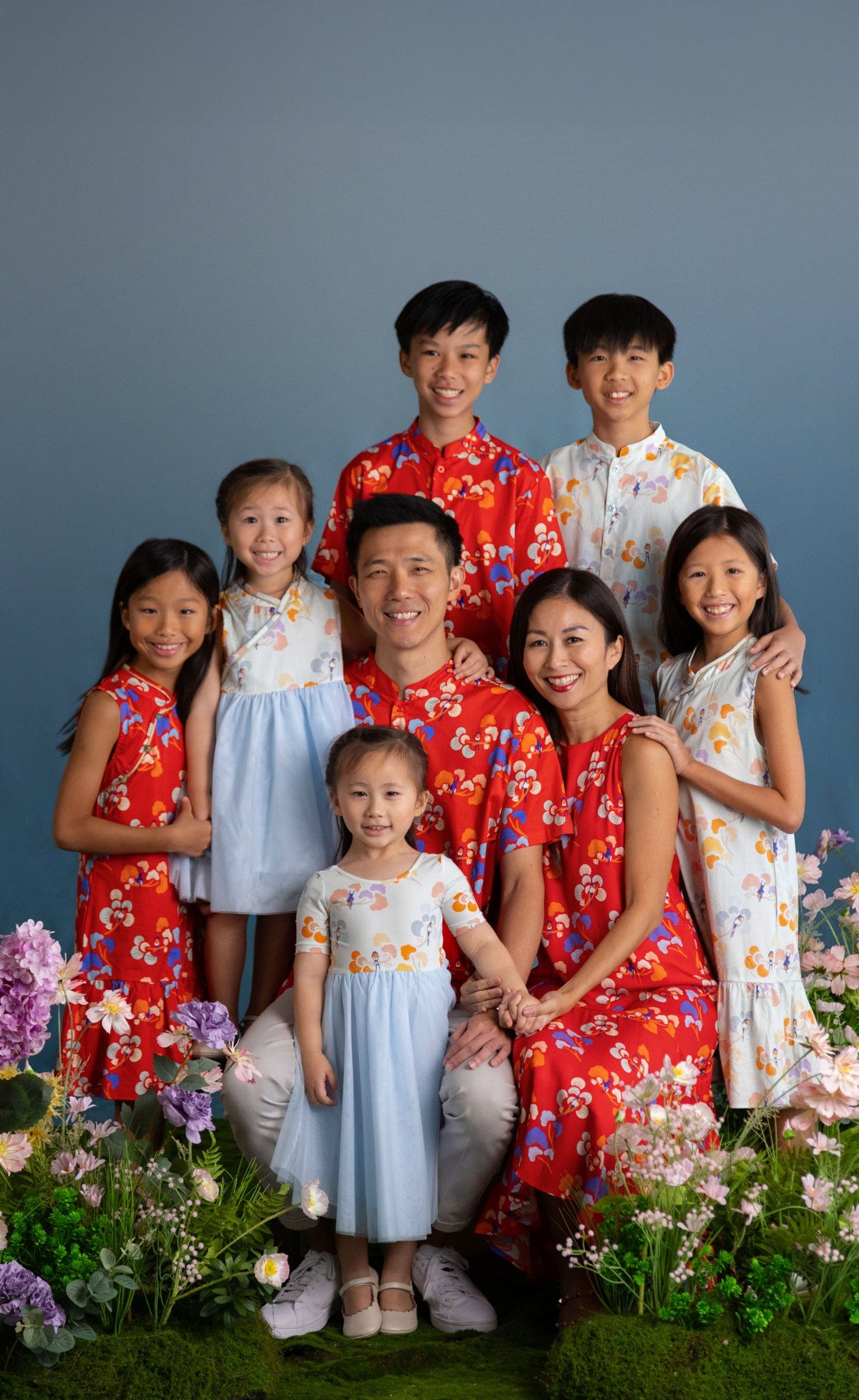 Family portrait in floral print, R6I_9195_extended