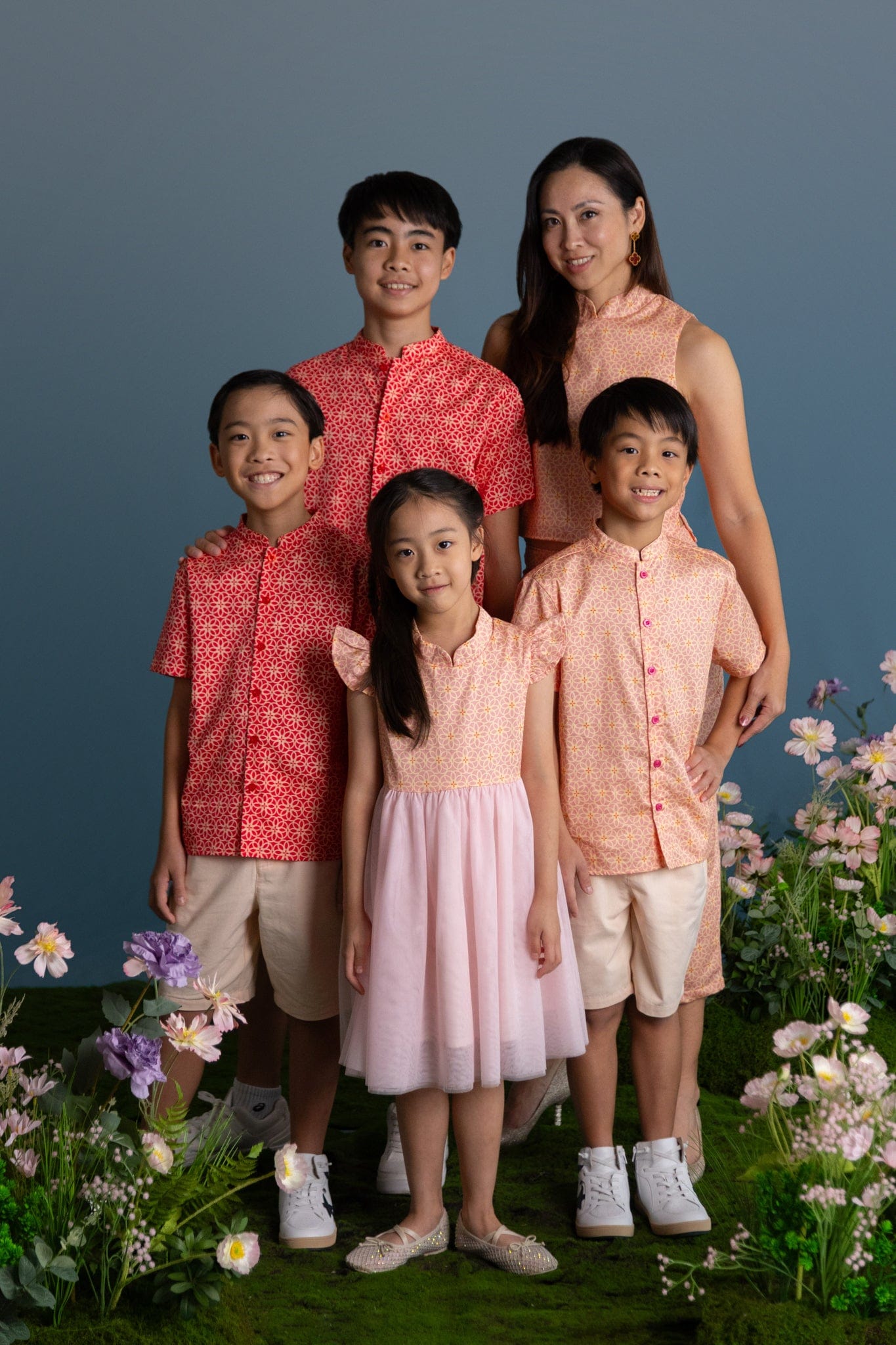 Family in matching outfits, R6I_9591