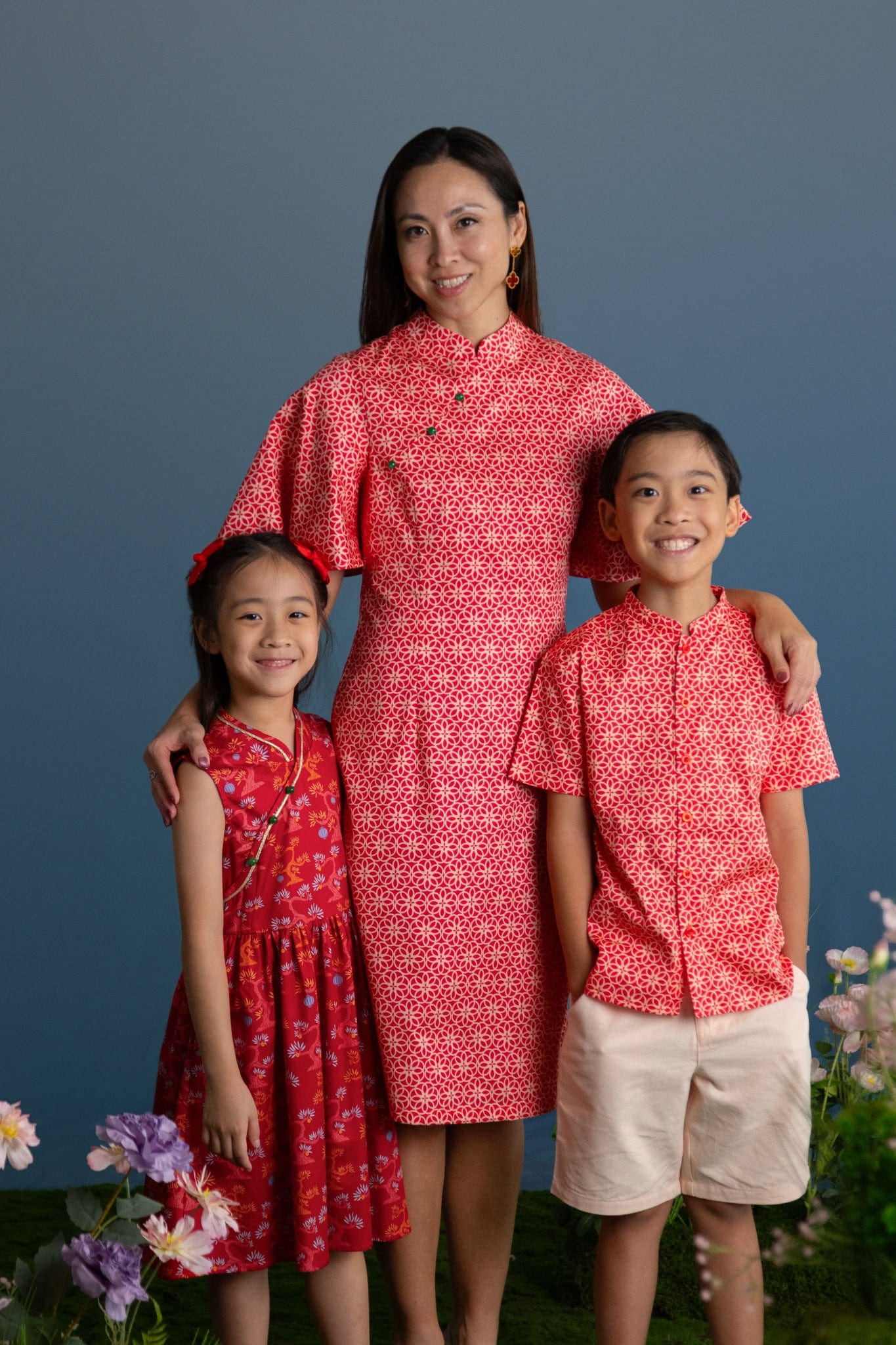 Family in matching red outfits, R6I_9684