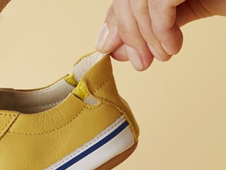 TTJ stretch stay yellow shoe being touched