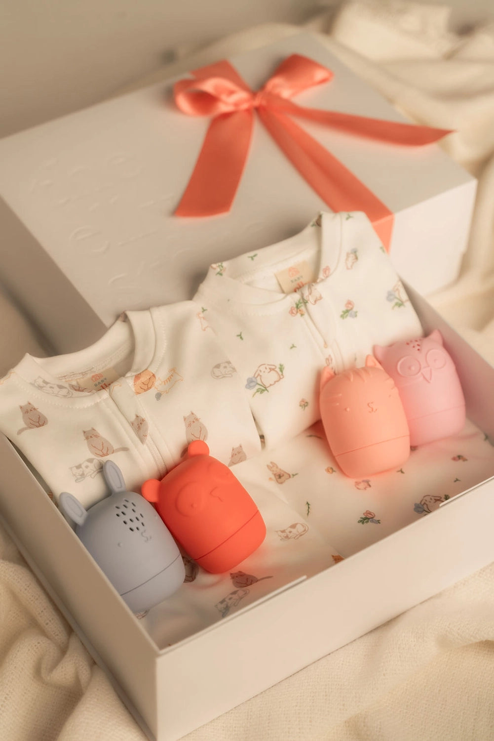 baby gift set with twinning sleepsuits, blankets and bath toys in sleepy cats and white floral bunny 