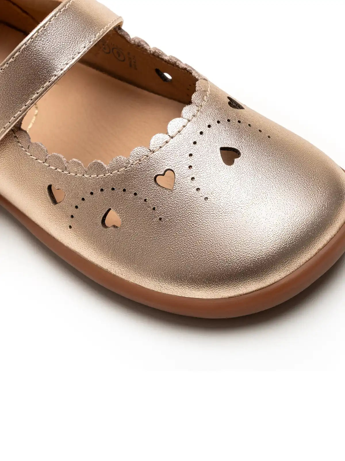 Close-up of the Stretch &amp; Stay elastic heel on the metallic salmon kids shoe for a secure and easy fit.