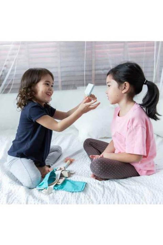 Makeup Set (Kids Playing)